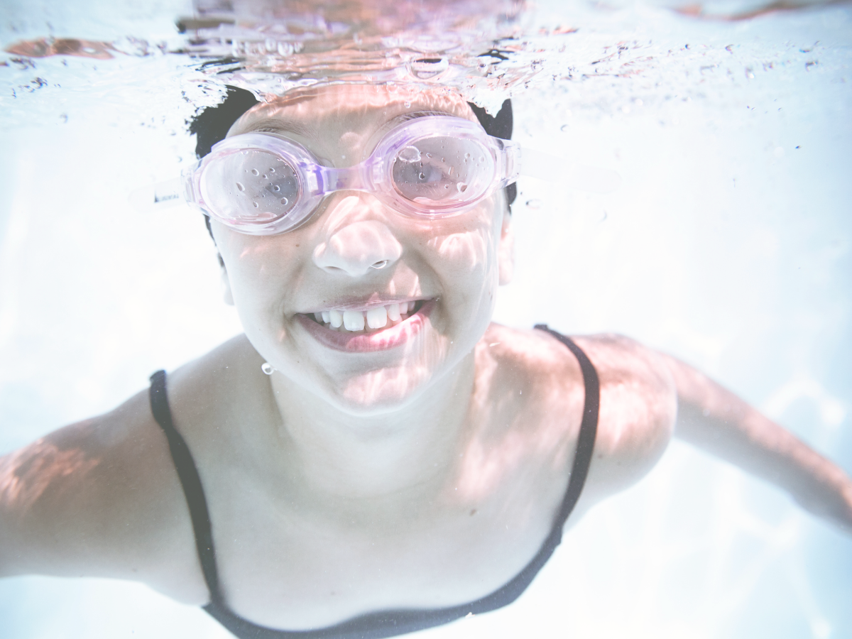 ¿Sabías que el cloro de las piscinas puede afectar tu piel y tus dientes?
